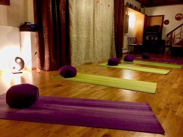 Yogamatte in einem hellen, aufgeräumten Raum